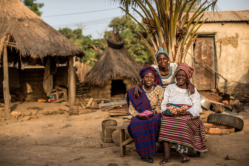 Tytöt ja isoäidit purkavat kuukautistabuja Togossa