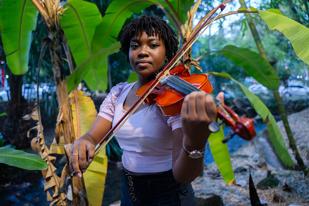 Kolumbialaiset nuoret tahtovat tarttua aseen sijaan soittimeen
