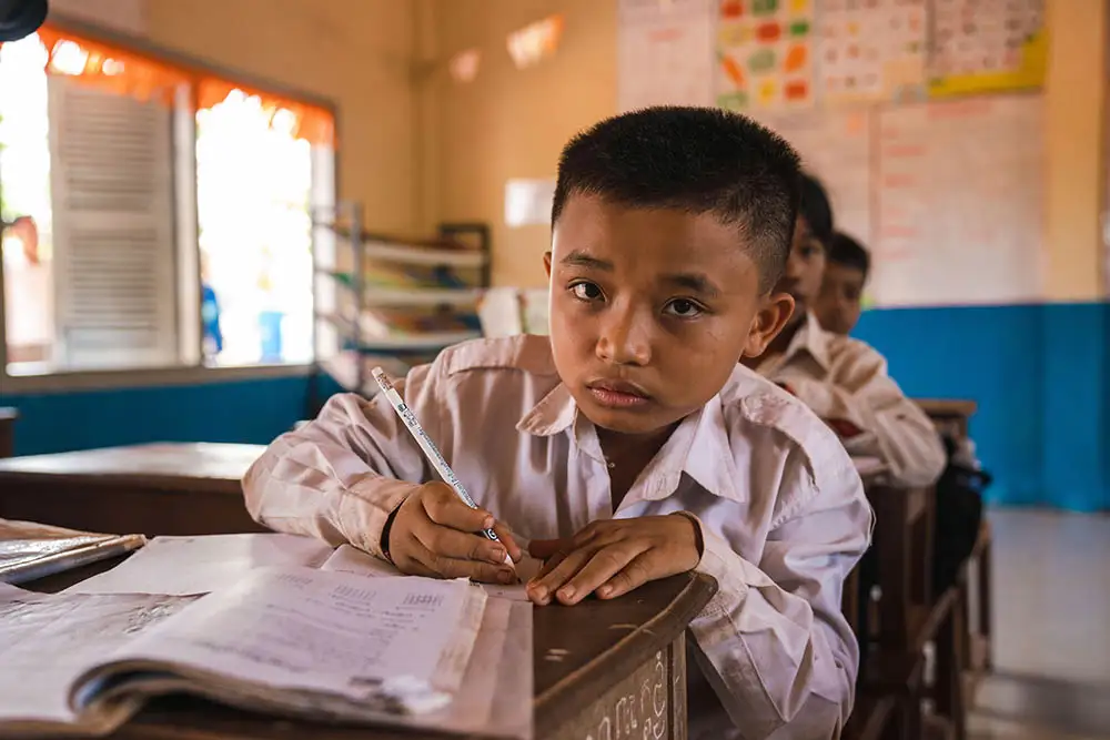 Kummituki auttaa lapsia pysymään koulussa Kambodžassa