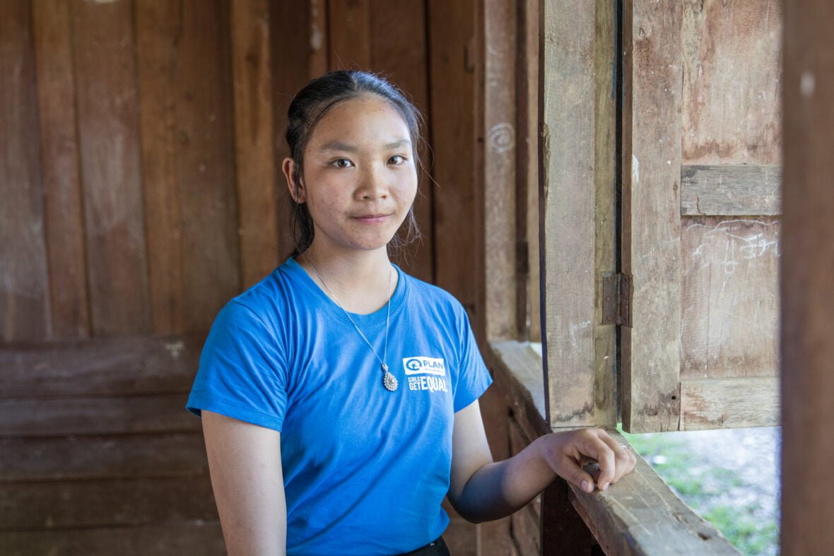 Laosilainen 15-vuotias Thongxai seisoo koululuokassa ikkunan äärellä.