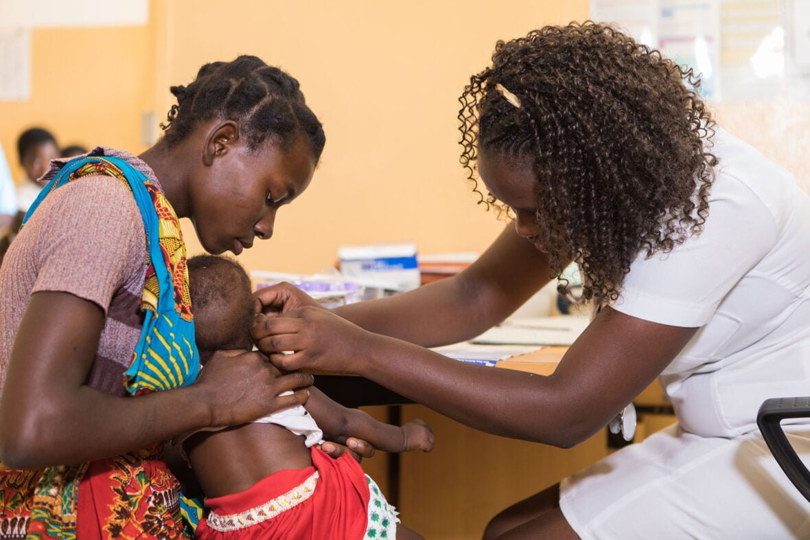 Äiti ja vauva terveystarkastuksessa Mosambikissa.