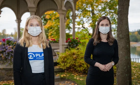 Pääministeri Sanna Marin ja Girls takeoveriin osallistunut Aava Murto.