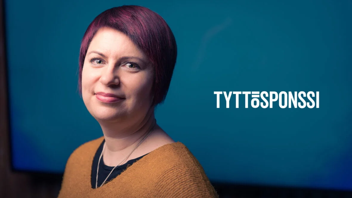 Mari Marjakuusi katsoo kameraan. Vieressä Tyttösponssi-teksti.