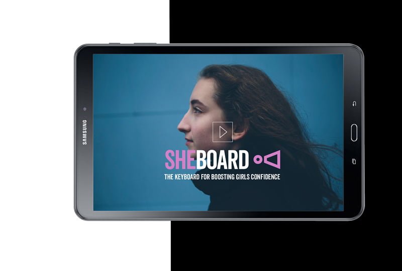 Älypuhelin,jossa on kuva tytöstä ja Sheboard-sovelluksen logo.