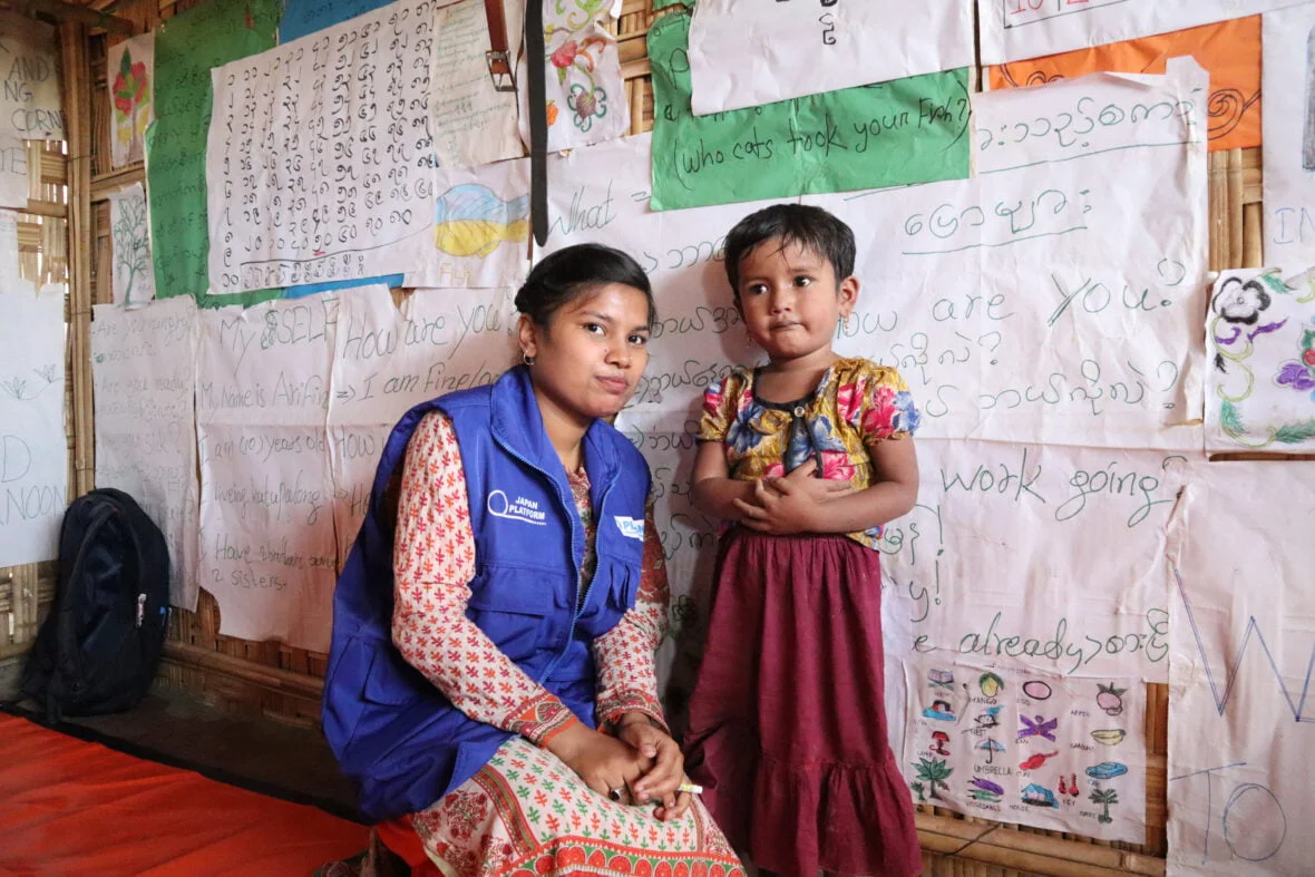 Nainen Planin liiveissä ja pieni koulutyttö koululuokassa Bangladeshissa.