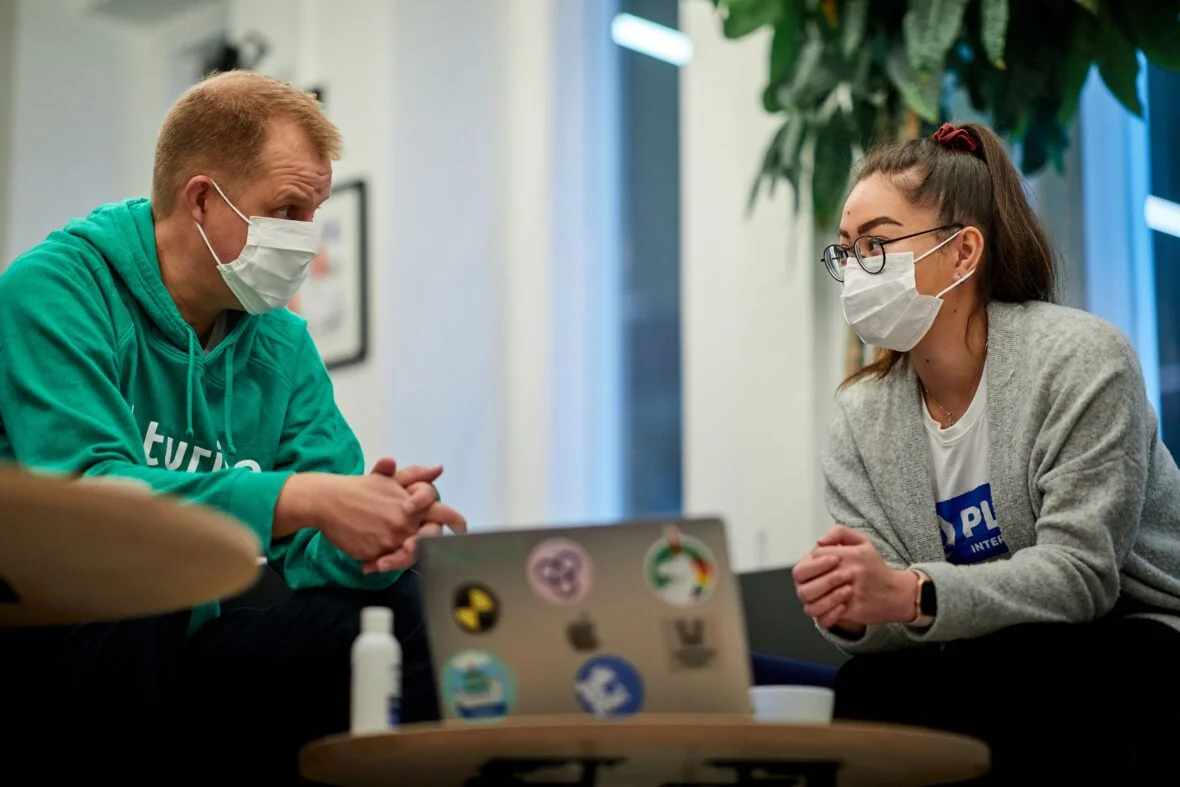 Futuricen työntekijä ja Planin nuori keskustelevat ja työskentelevät läppärillä.