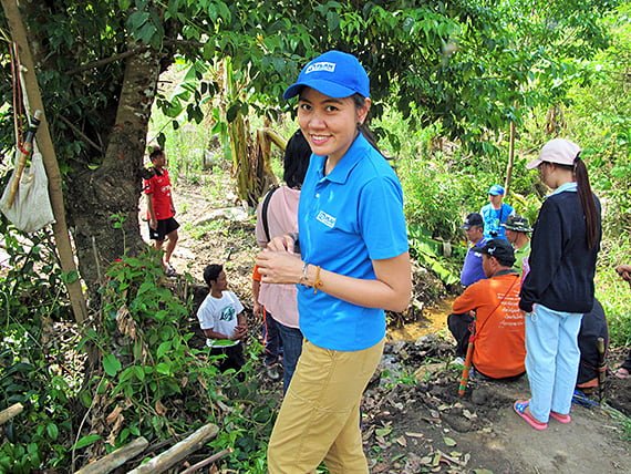 Pohjois-Thaimaan vuoristoisilla alueilla asuville vähemmistöryhmille ilmastonmuutos on arkea. Sopeutumisen helpottamiseksi olemme kouluttaneet muun muassa etniseen akha-vähemmistöön kuuluvia rakentamaan patoja. Padot helpottavat maanviljelyä varten sekä lisäävät alueen biodiversiteettiä.