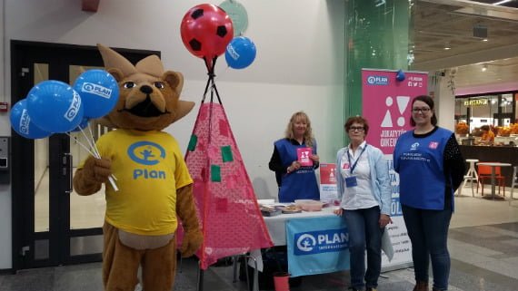 Oulun vapaaehtoiset kertoivat Valkean kauppakeskuksessa järjestetyssä tapahtumassa tyttöjen asemasta Suomessa ja maailmalla. 