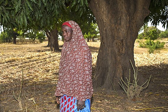 Kamissa, 55, kulkee joka päivä pellolle mangopuun ohi. Paikka herättää hänessä vaikeita muistoja, sillä hänen sukuelimensä silvottiin puun alla, kun hän oli viisivuotias.