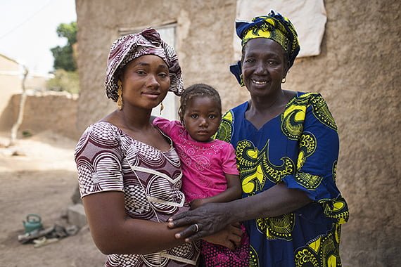 Kolmevuotiaan Aissatoun äiti Sanaba ja isoäiti Fatoumata haluavat katkaista silpomisperinteen. Molemmat naiset ovat kokeneet kivuliaan silpomisen.