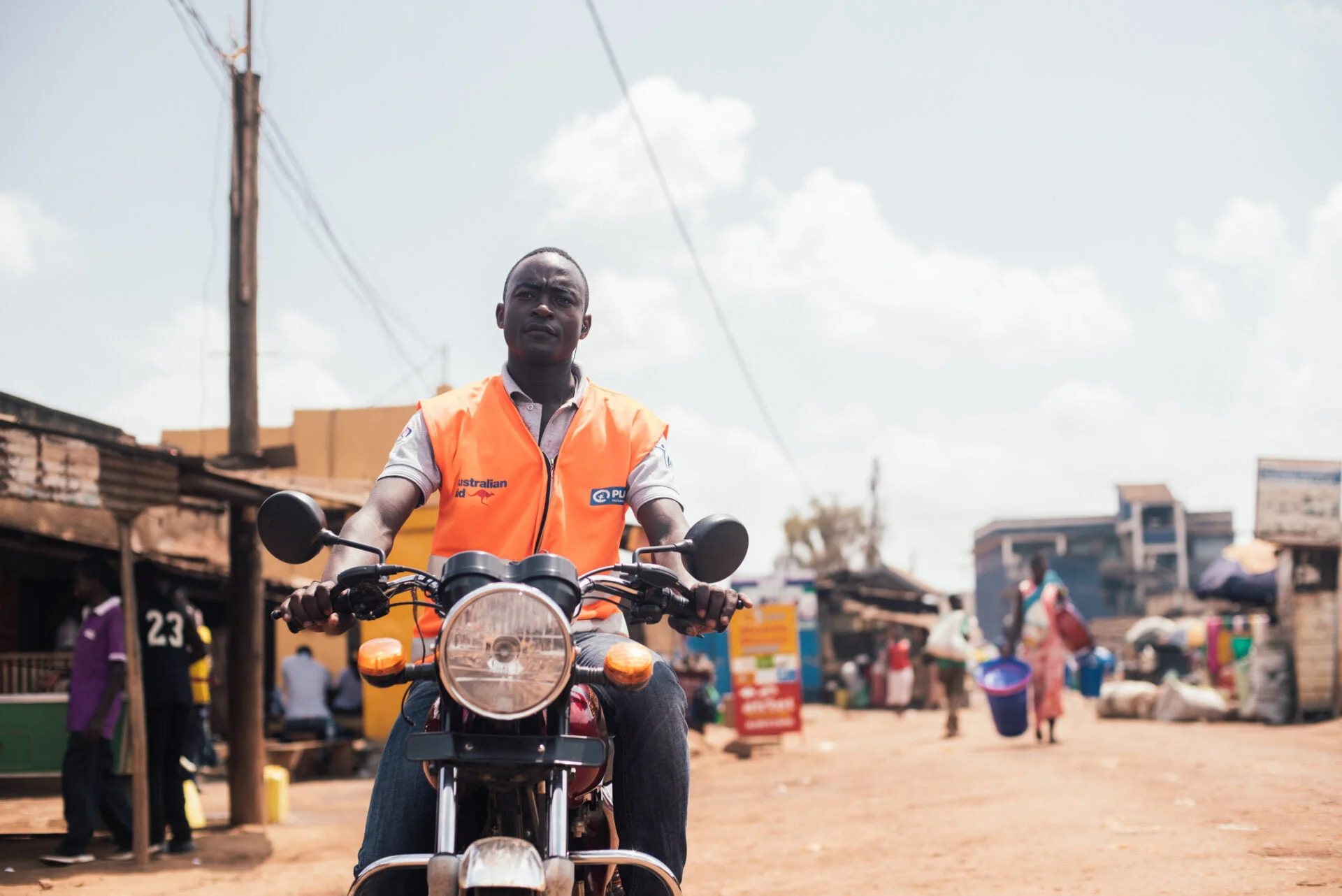 Ugandalaisnuori ajaa mopolla Kampalassa.