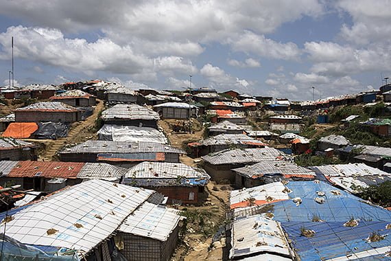 Cox’s Bazarin tiiviissä telttaleirien keskittymässä asuu noin 855 000 Myanmarista paennutta rohingya-muslimia, ja aluetta onkin arvioitu maailman suurimmaksi pakolaisleiriksi.