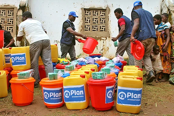 Plan International Mosambik jakaa avustustarvikkeita tuhoalueen asukkaille.