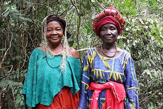 Djenabou Bangoura, 70, ja Fatoumata Camara, 65, ovat entisiä ympärileikkaajia. Nyt he opettavat tytöille tietoja seksuaali- ja lisääntymisterveydestä.