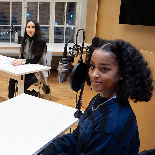 Artisti Yeboyah ja nuorivaikuttaja Zahra Karimy podcastin nauhoituksissa.