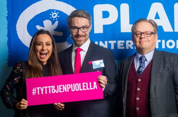 Kansanedustaja Jaana Pelkonen, Plan International Suomen pääsihteeri Ossi Heinänen ja kansanedustaja Juhana Vartiainen liputtivat tyttöjen oikeuksien puolesta.