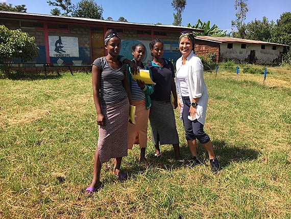 Arja Koriseva tutustui työhömme Etiopiassa. Arjan vierailu ja tyttöjen tarinoita nähdään Nenäpäivä-show'ssa 9.11.