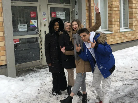 Maahanmuuttajatyömme nuoret Khadra, Madina, Sandra ja Sudarshan antoivat työnantajille vinkkejä nuorten rekrytointiin.