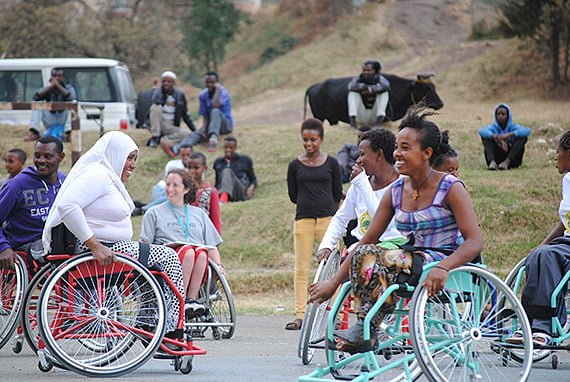 Mina Mojtahedi on työskennellyt muun muassa Etiopiassa, jossa hän on käynnistänyt pyörätuolikoripalloa, vetänyt treenileirejä ja opettanut valmentajia.