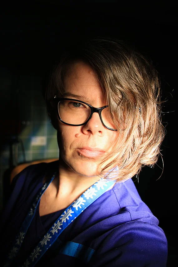 Työnsä puolesta naisia, tyttöjä ja perheitä kohtaava kätilö koki Ei hymyilytä -kampanjamme omakseen. Se näkyi myös lopputuloksessa. Kuva: Terhi Peltola