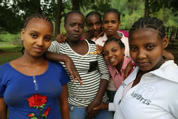 Uncut Girls' Clubin tytöt puhuvat rohkeasti silpomisen haitoista ystävilleen, perheilleen ja yhteisönsä päättäjille.