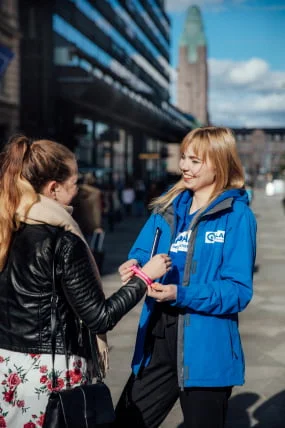Feissari saa ihmiset miettimään elämän isoimpia kysymyksiä kesken kauppareissun tai työmatkan.