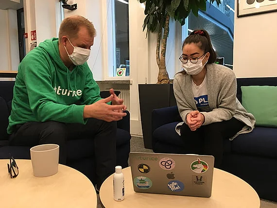 Futuricen johtoon astunut Jessica Komulainen mietti yhdessä toimitusjohtaja Teemu Moisalan kanssa, miten teknologia voisi auttaa ratkaisemaan tyttöjen ongelmia.