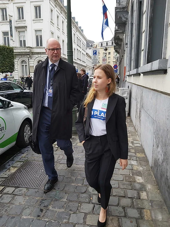Europarlamentaarikko Eero Heinäluoman paikan vallannut Sara Murtonen, 16, toivoi EU:lta entistä järeämpiä toimia kehittyvien maiden tukemiseksi ja toivoi, että EU pakottaisi yritykset huolehtimaan paremmin ihmisoikeuksista ja ympäristöstä. 