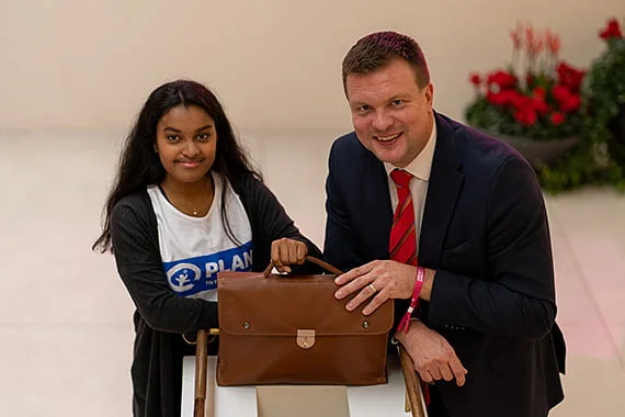 Kehitysyhteistyö- ja ulkomaankauppaministeri Ville Skinnarin paikan vallannut Priya Härkönen, 16, haastoi Suomen huomioimaan ilmastonmuutoksen vaikutukset tyttöjen oikeuksiin entistä paremmin. Skinnari lupasikin, että Suomi tavoittelee edelläkävijän asemaa tasa-arvoisessa ilmastopolitiikassa. Kuva: Petri Krook