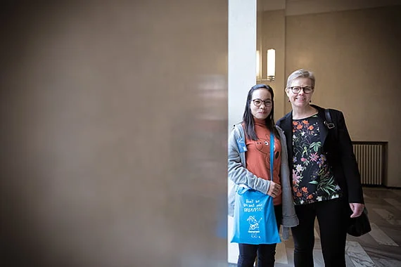 Ympäristö- ja ilmastoministeri Krista Mikkonen kiitti Hory Tothia ilmastonmuutoksen konkreettisten vaikutusten avaamisesta.