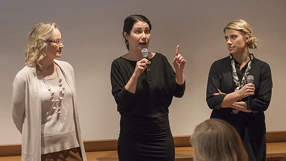Kansanedustajat Eeva-Johanna Eloranta (sd.), Emma Kari (vihr.) ja Saara-Sofia Sirén (kok.) ilmaisivat tukensa ilmastonmuutosta hillitsevälle politiikalle.