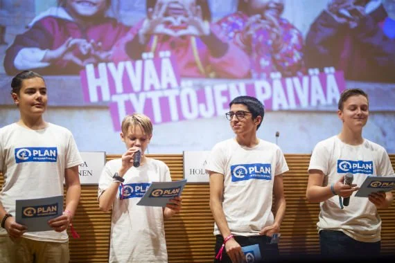 Planin lastenhallituksen pojat, Josef, Oiva, Sudarshan ja Antti vetivät aamiaistilaisuuden paneelitilaisuuden, jossa keskusteltiin tyttöjen oikeuksien toteutumisesta.