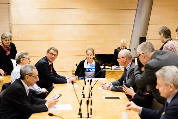 Liperiläinen Minttu Kurki, 16, valtasi ulkoasiainvaliokunnan puheenjohtajan Matti Vanhasen paikan. Hän johti valiokunnan keskustelua Naiset, rauha ja turvallisuus -päätöslauselman tulosraportoinnista.