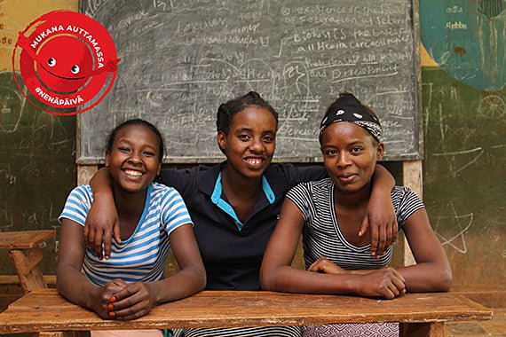Etiopiassa edistämme Nenäpäivä-varoilla tyttöjen mahdollisuutta käydä koulua. Tärkeässä osassa on tiedon lisääminen kuukautisista ja kuukautishygieniasta. Nämä tytöt lisäävät tuellamme tietoa kuukautishygieniasta ja kuukautissuojien käytöstä koulussaan.
