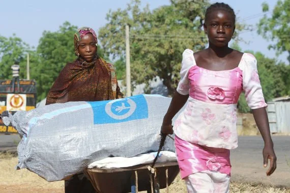 Plan jakoi Nigeriassa viljaa vuoden 2017 ruokakriisin aikana.