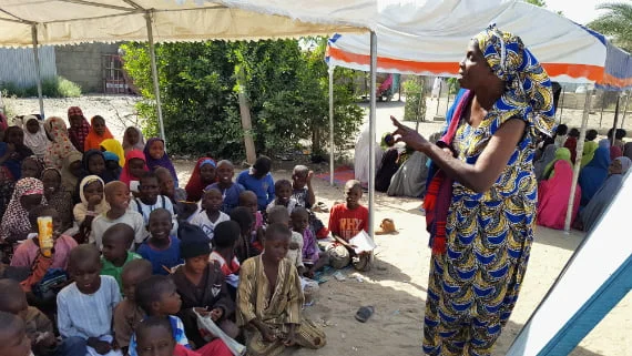 Nigerialaislapset pääsevät opiskelemaan Planin liikkuvissa opetuskeskuksissa.