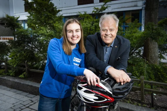 Planin lastenhallituksen jäsen Peppi Tenkanen, 15, valtaa päiväksi OAJ:n puheenjohtajan Olli Luukkaisen paikan kansainvälisenä tyttöjen päivänä 11. lokakuuta. Kuva: Veikko Somerpuro