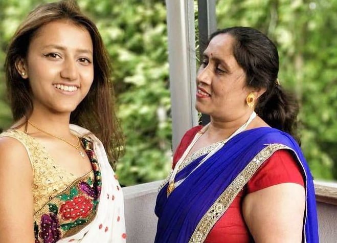 Voimanaisia-hankkeen suunnitteluun osallistuneet Brinda Bhandari (vas.) ja hänen äitinsä Ambika Bhandari uskovat, että yhdessä vietetty aika lisää luottamusta äitien ja tyttärien välillä.