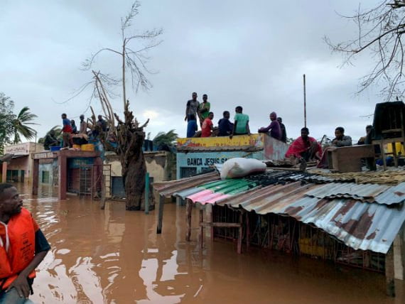 Beiran satamakaupungissa ihmiset ovat pelastautuneet katoille tulvan vallattua talot.