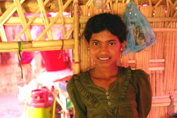 Kaksitoistavuotias Salima jakaa kahdesta huoneesta koostuvan välaikaisasumuksen vanhempiensa ja kuuden sisaruksensa kanssa. 