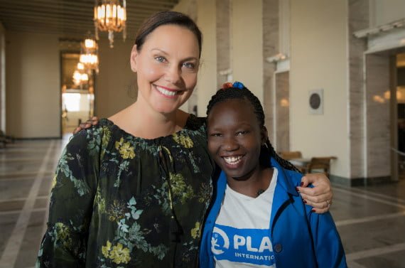 Ugandalainen Scovia Alinza, 22, vietti päivän ulkomaankauppa- ja kehitysministeri Anne-Mari Virolaisen työparina. Alinza kertoi näkemyksiään tyttöjen asemasta ja köyhimpien maiden tukemisesta.