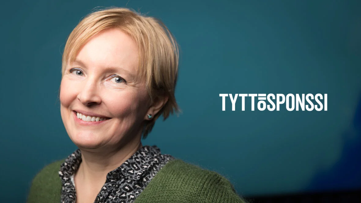 Tyttösponssi Marianna hymyilee. Taustalla Tyttösponssi-logo.