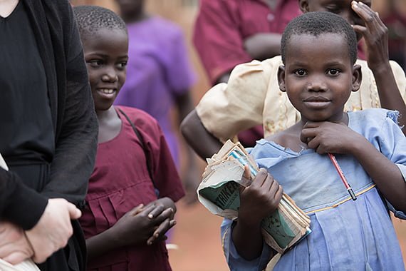 Immaculate käy Planin tukemaa koulua Ugandassa.