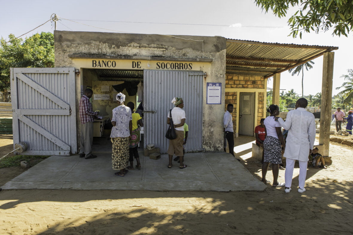Cumbanan terveyskeskukseen on aina jonoa. Mosambikin maaseudulla on pulaa koulutetusta henkilökunnasta, erityisesti lääkäreistä ja erikoissairaanhoitajista.