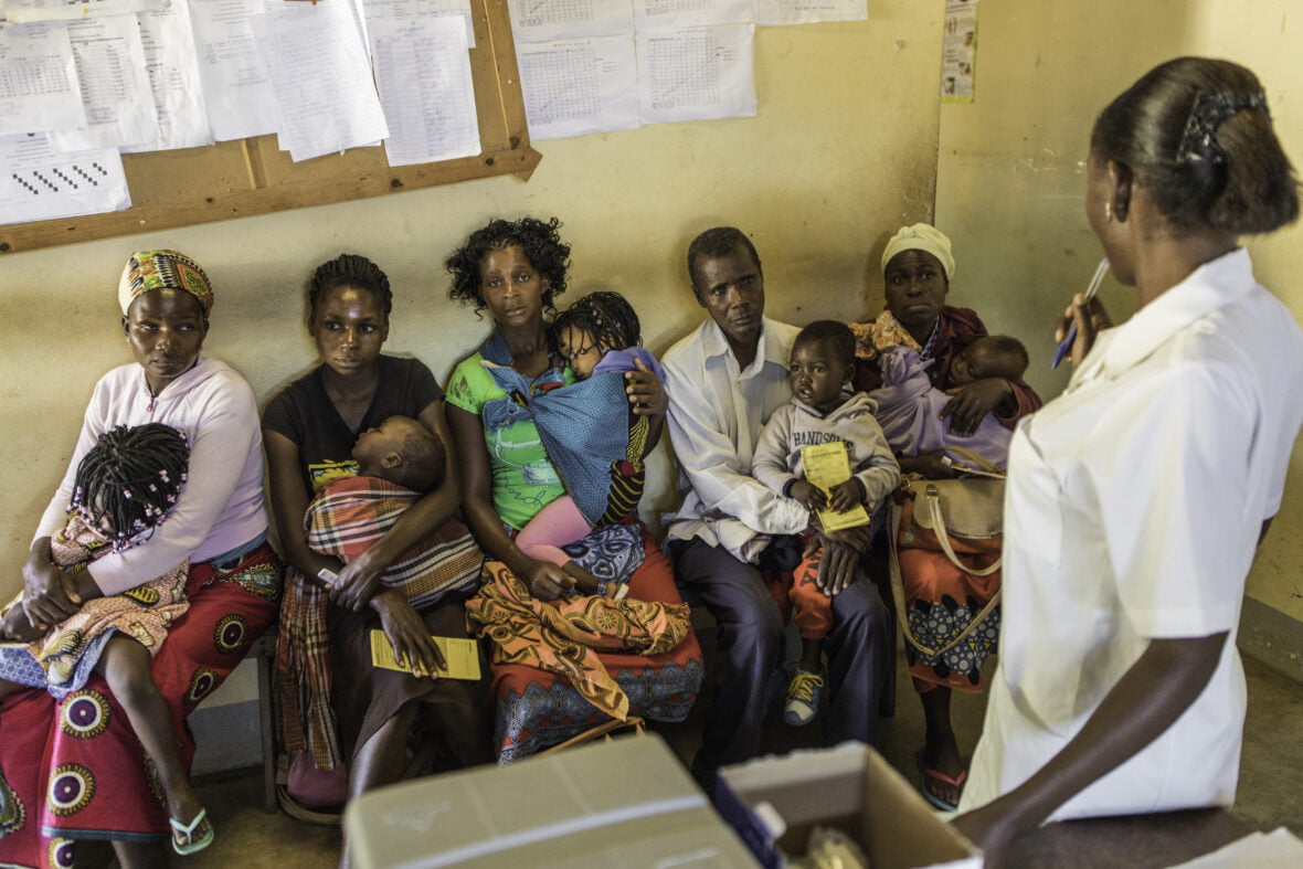 Vanhemmat jonottavat lastensa kanssa rokotukseen. Plan jakaa yhdessä klinikoiden kanssa vanhemmille tietoa rokotusten merkityksestä. Kaikkiin yleisiin sairauksiin ei kuitenkaan ole rokotusta. Esimerkiksi malaria on Mosambikin maaseudulla pikkulasten yleinen kuolinsyy, ja sitä vastaan voi kamppailla vain hyttysverkoilla ja ajoissa aloitetulla lääkehoidolla.