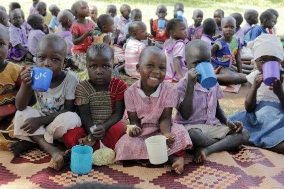 Lapset saavat usein maissipuuroa lounaaksi tukemassamme varhaiskasvatuskeskuksessa Ugandan Tororossa.