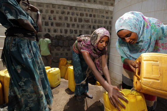 Plan tukee kuivuudesta kärsiviä perheitä rakentamalla vesipisteitä ja parantamalla puhtaan veden saantia.