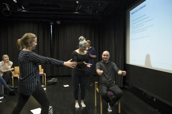 Samuli Hiltunen esittää bussikuskia tilanteessa, jossa Suomeen adoptoitu lapsi oli jätetty toistuvasti bussipysäkille. Opiskelijat näyttivät, että kanssamatkustaja voi pyytää kuskia pysähtymään. Kuva: Vesa Ranta