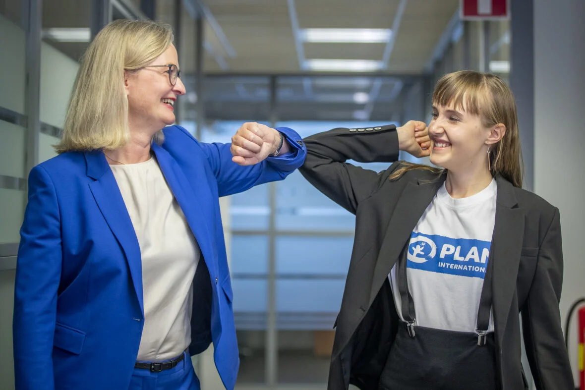 Bayerin toimitusjohtaja Miriam Holstein ja Aada Sevón tekevät kyynärpäätervehdyksen..