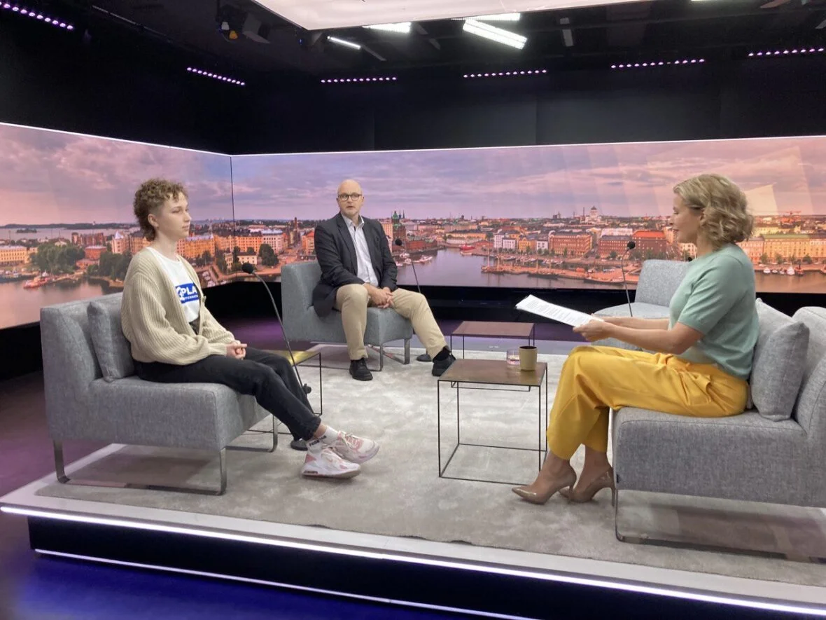 Meeri Havumäki ja Ylen uutis- ja ajankohtaistoiminnan vastaava päätoimittaja Jouko Jokinen Ylen Aamu-tv:ssä